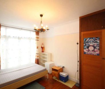 Park Chase, Wembley, Middlesex, HA9 - Photo 3