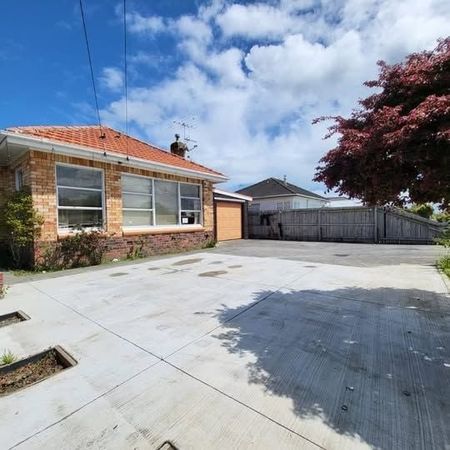 3 Bedroom house Brick and Tile + 1 Bathroom - Photo 2