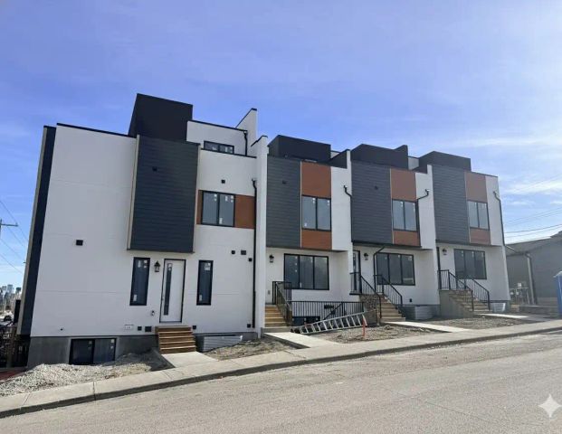 brand new Townhouse in excellent location! Shaganappi close to every where! — 4 Bedrooms Townhouse - Photo 1