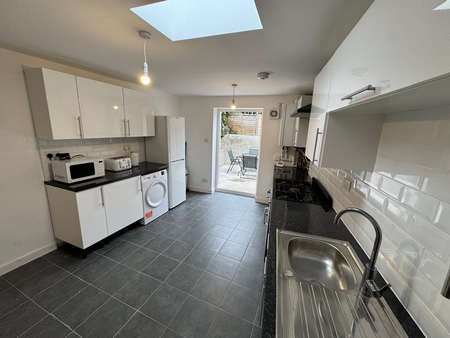 1 bedroom in a house share to rent - Photo 4