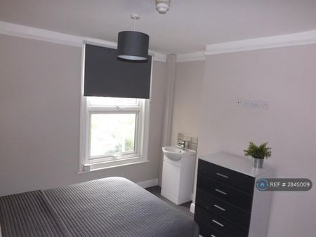 1 bedroom in a house share to rent - Photo 2