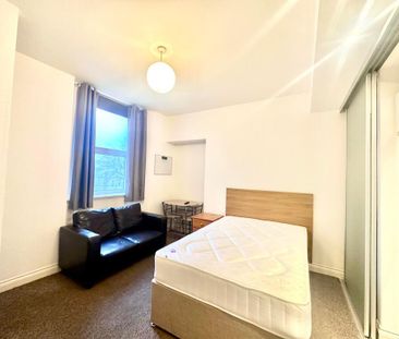 12 Whitefield Tce, Flat 8 - Photo 1