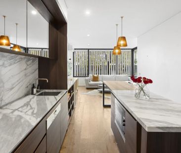 Sophisticated designer haven in an ultra-convenient location - Photo 2