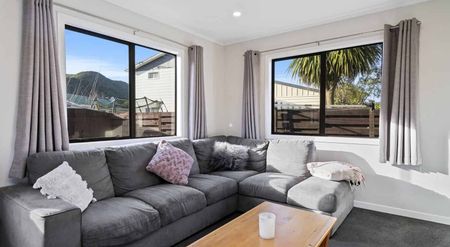 Spacious and modern 3 bedroom family home in Totora Park - Photo 4