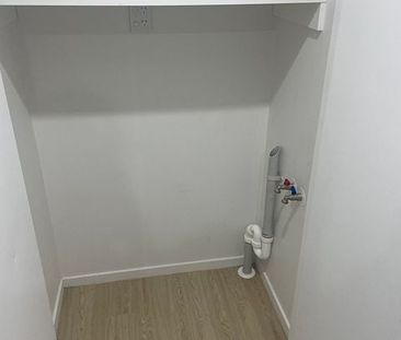 2 bedroom unit in Royal Heights! - Photo 1