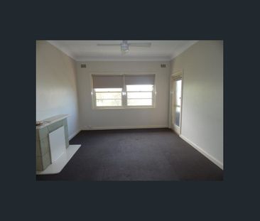 TIDY UNIT- CLOSE TO WARATAH VILLAGE!!! - Photo 1