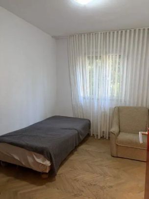 Apartament semidecomandat de închiriat cu garaj - Photo 1