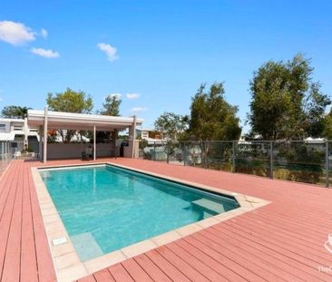 Master bedroom with private ensuite - Photo 6