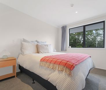 Sunny 1-Bedroom + Study Apartment with Car Park & Facilities - Photo 4