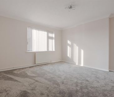 To Let 2 Bed Flat - Photo 3