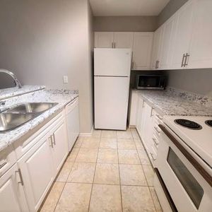 CHARMING 1 BEDROOM SUITE AVAILABLE OCT 1ST AT LAUREL PLACE IN VANCOUVE - Photo 2