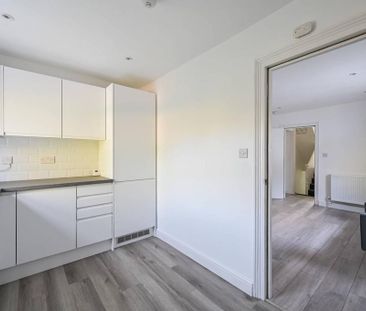 3 bedroom flat to rent - Photo 3