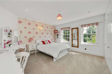 An impressive six bedroom family home on the prestigious Wentworth Estate. - Photo 3