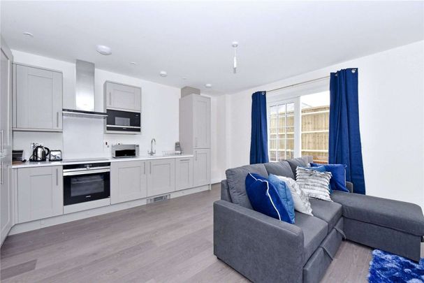 Modern ground floor apartment with private terrace in the heart of Marlow - Photo 1