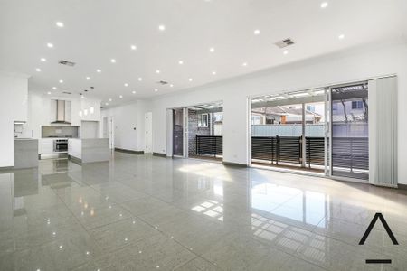 Modern And Spacious Single Level 5 Bedroom Home - Photo 2