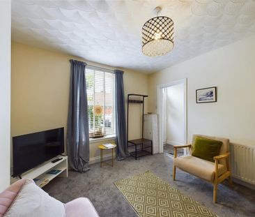 2 bedroom end of terrace house to rent - Photo 3