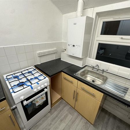 1 bedroom in a house share to rent - Photo 3