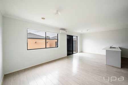 Convenient Family Home - Photo 2