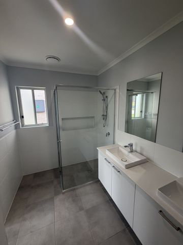 BEAUTIFUL LIGHT FILLED HOME! - Photo 5