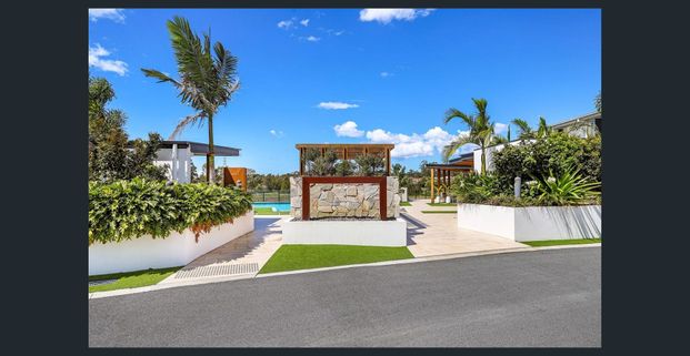 Stunning Modern Home for Rent in the Highly Desirable Robina Neighbourhood - Photo 1