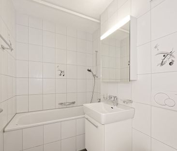 Rent a 3 rooms apartment in Suhr - Photo 2