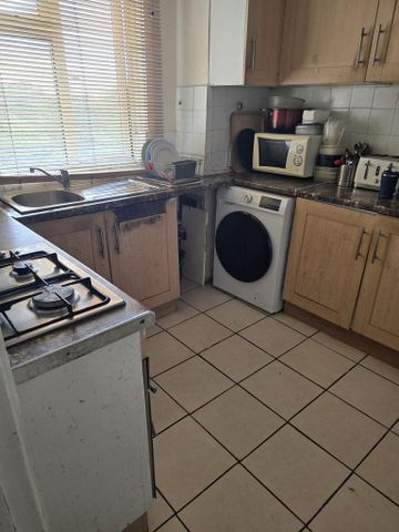 1 bedroom in a flat share to rent - Photo 5