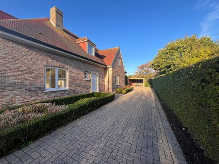 Unieke, ruime alleenstaande woning met 4 slaapkamers, tuin, carport en garagebox te Blankenberge - Photo 5