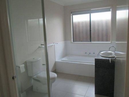 SPACIOUS TOWNHOUSE IN CENTRAL BAIRNSDALE - Photo 5