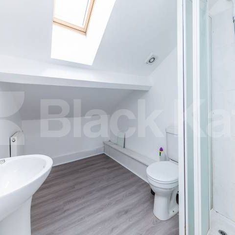 Beautiful period house conversion set over three floors - Photo 1