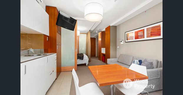 Modern Studio Living in the Heart of St Kilda – Fully Furnished with Courtyard - Photo 1