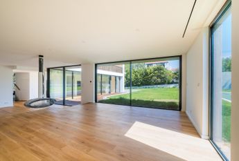 Moradia T6 de arquitetura moderna inserida no Golfe de Oeiras