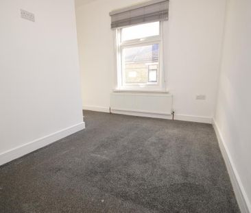 4 bedroom end of terrace house to rent - Photo 2