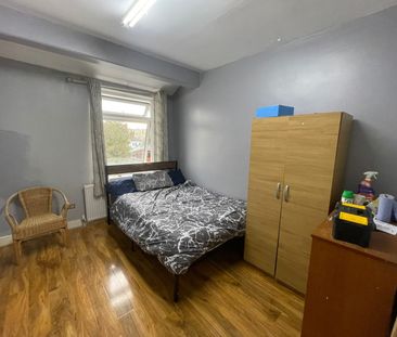 Double room in shared house close to goodmayes station- - Photo 3