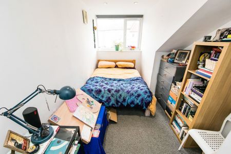 The Village Street, Burley, Leeds - Photo 2