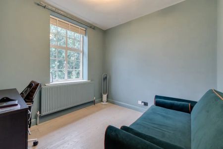 3 bedroom flat in Finchley Road - Photo 3