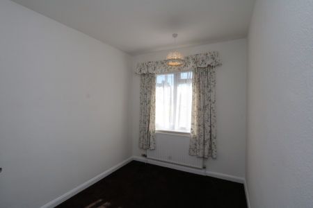 Aragon Avenue, Thames Ditton - 3 bedrooms Property for lettings - Seymours - Photo 4
