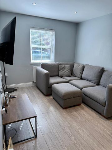 2 bedroom coach house to rent - Photo 2