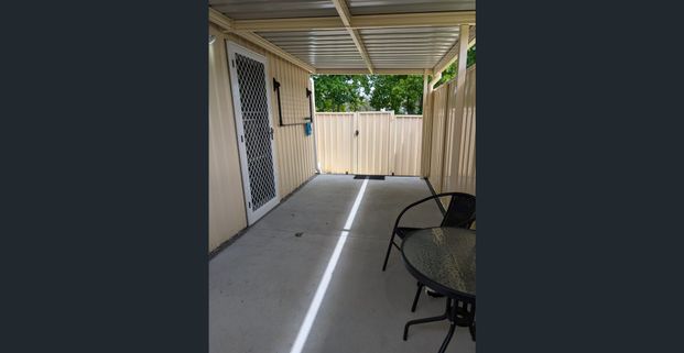 Modern, newly renovated fully furnished, private studio. - Photo 1