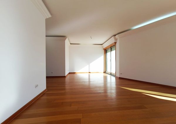 Apartamento T3 com Terraço Privativo para Arrendamento em Nova Queijas