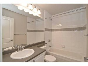 $1700 / 2br – 2 BR – 1100 sq ft – Elegant Townhome in Glenwood area (Port Coquitlam) - Photo 4