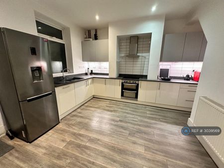2 bedroom end of terrace house to rent - Photo 4