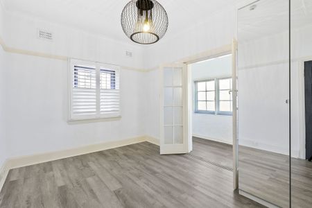 Stunning Ground Floor Art Deco Unit - Photo 3