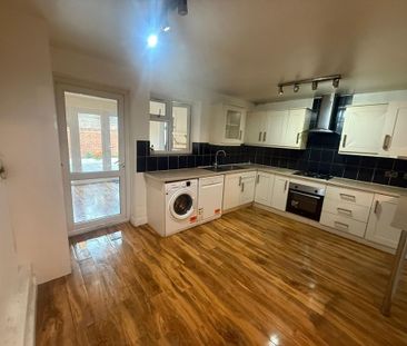 4 bedroom terraced house to rent - Photo 3