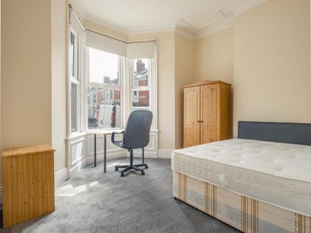 3 bedroom flat to rent - Photo 2