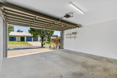 BRIGHT, SPACIOUS & EFFORTLESSLY COMFORTABLE LIVING IN MT SHERIDAN - Photo 3