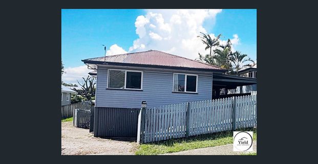 COMING SOON Holland Park Location! Spacious Family Home with Fresh Appeal in Prime - Photo 1