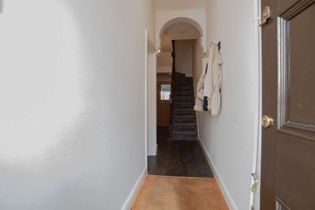 Contemporary 5 bed property on Coburn Street - Photo 4