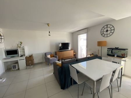 Appartement 3 pièces 65m2 MARSEILLE 10EME 923 euros - Photo 2