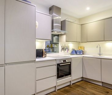 High Road, London - Photo 6