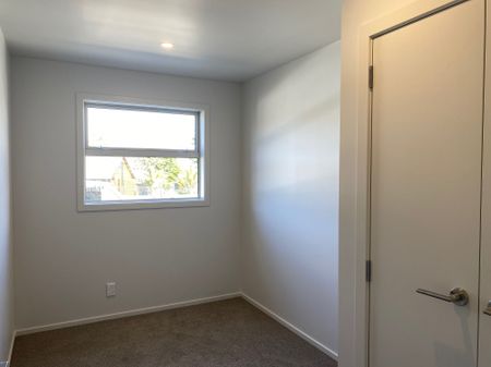 3 Bedroom, 2 bathroom on Bloomfield - Photo 2